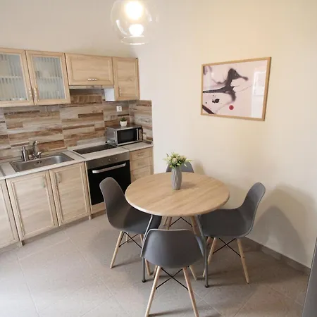 Newly Renovated 2 Bedroom In *