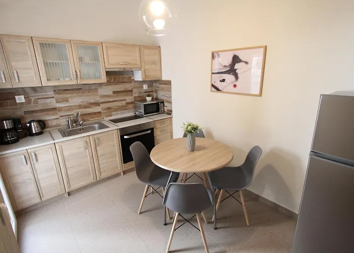 Newly Renovated 2 Bedroom In *