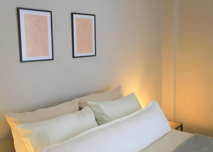 Newly Renovated 2 Bedroom In Apartment *