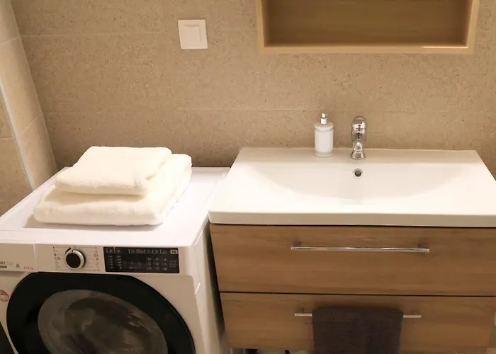 Newly Renovated 2 Bedroom In